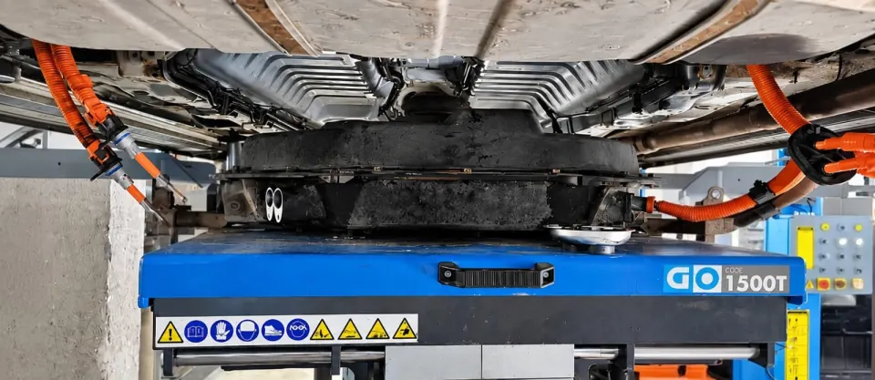 Coborârea bateriei unui Mitsubishi Outlander PHEV pe masa hidraulică