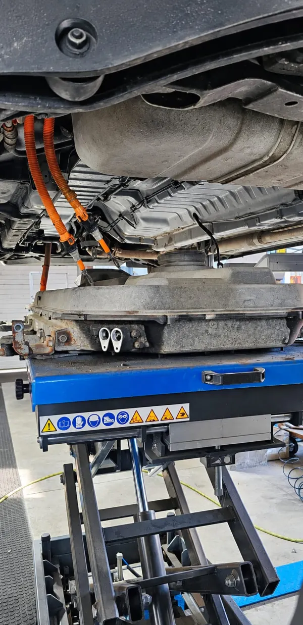 Prinderi corodate pe bateria hibridă a unui Mitsubishi Outlander PHEV, în timpul demontării
