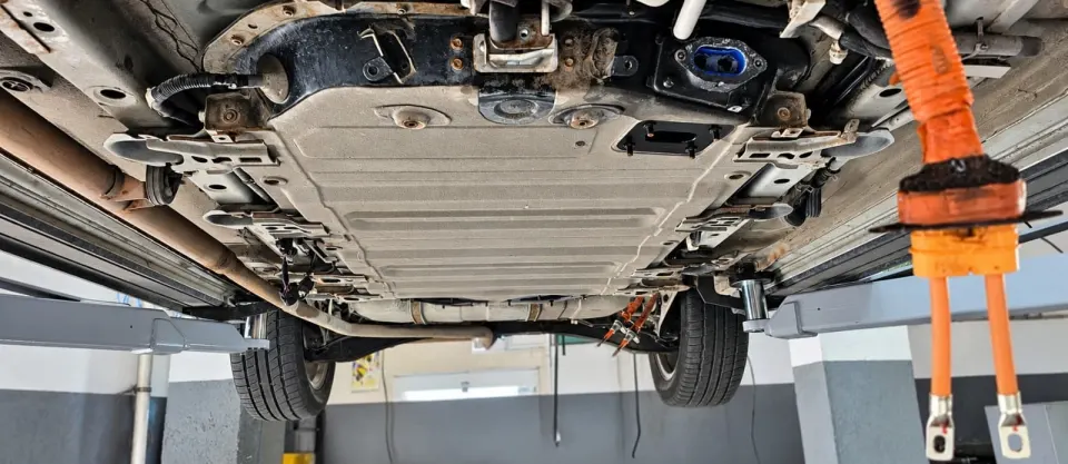 Bateria de tracțiune a unui Mitsubishi Outlander PHEV, montată sub podea, cu cablurile de înaltă tensiune deconectate